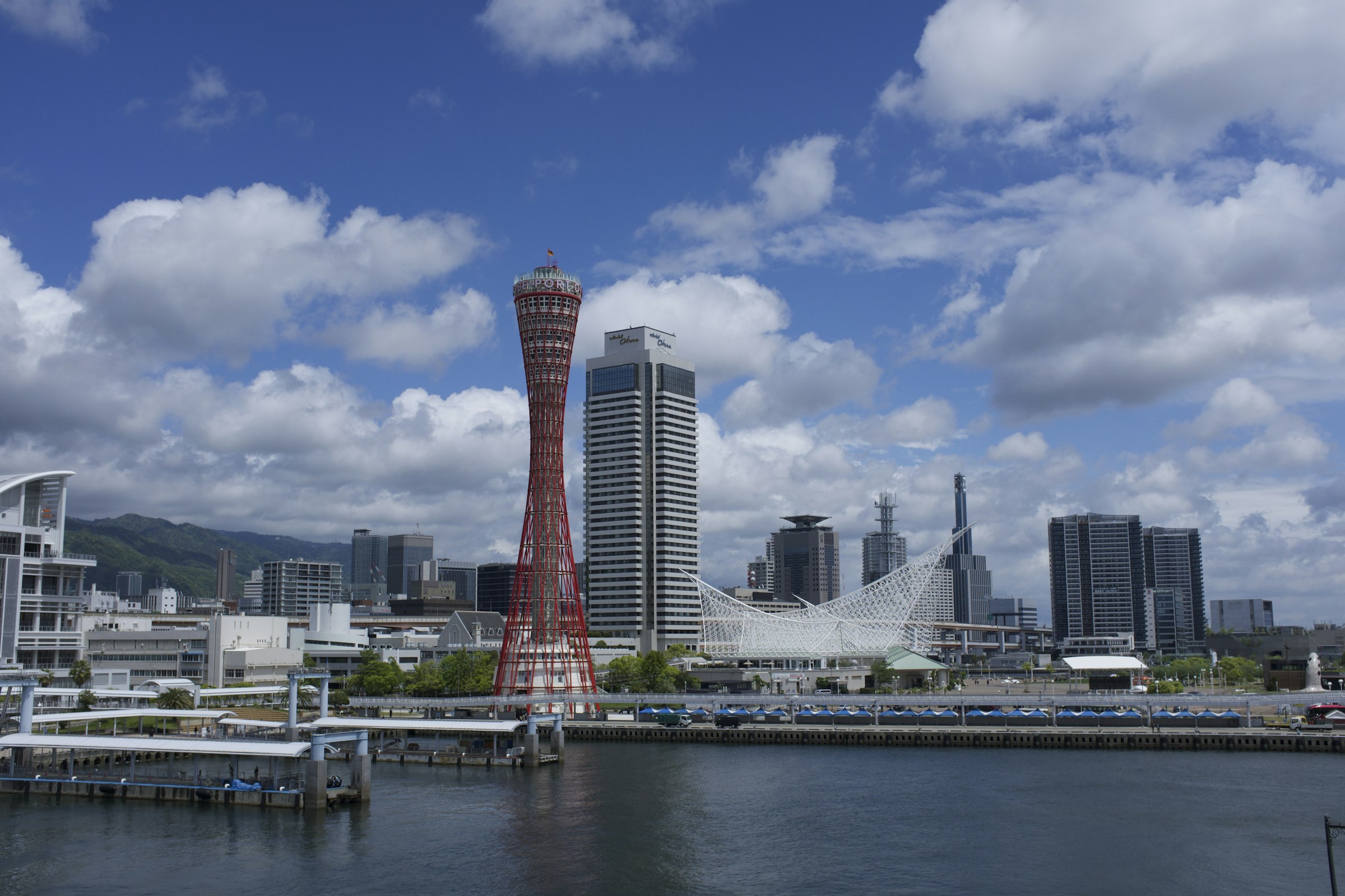 神戸港とポートタワー、六甲山を望む兵庫の風景